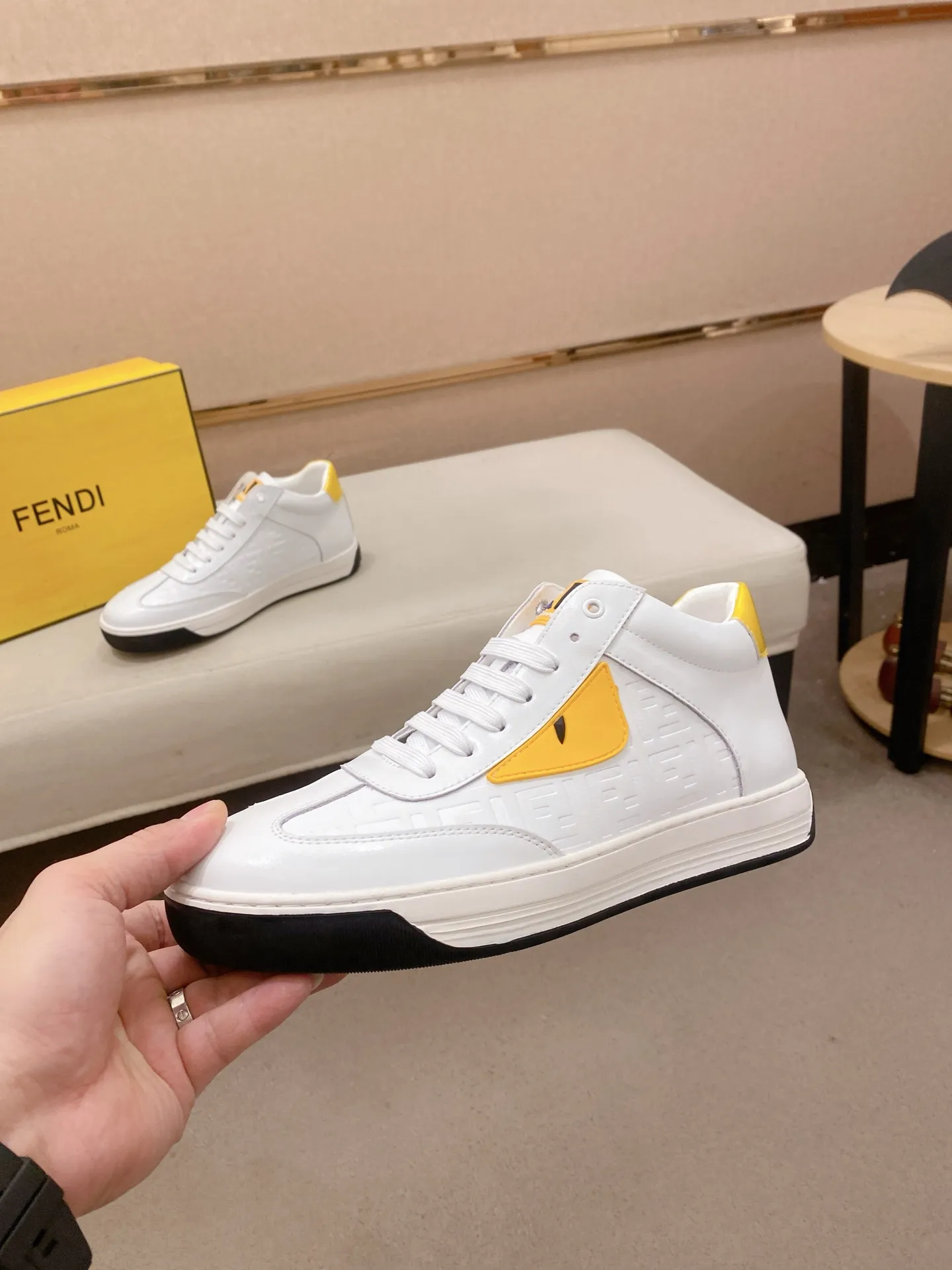 Factory price: 420💰[Fendi] Fendi’s latest men’s casual shoes! Available at counters simultaneously! A one-to-one replica of the original. All imported official website one-to-one cowhide fabric. The interior is made of top-grade sheepskin, and the original factory-supplied rubber outsole is used. Leading new fashion concepts. Matching code: 38-44. (can be customized for 45 non-refundable)